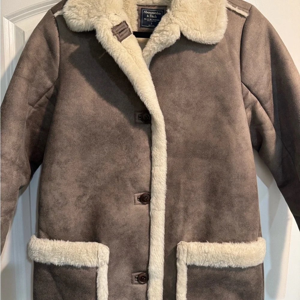 Abercrombie & Fitch Women's Tan Teddy Jacket with Cream Accents - Picture 2 of 5